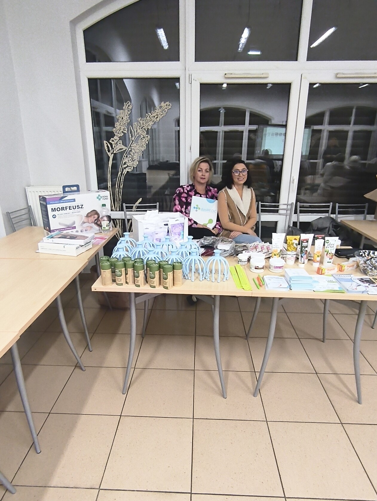 Przedsyawiciele firmy DasMedic ze swoimi produktami poukładanymi na stole