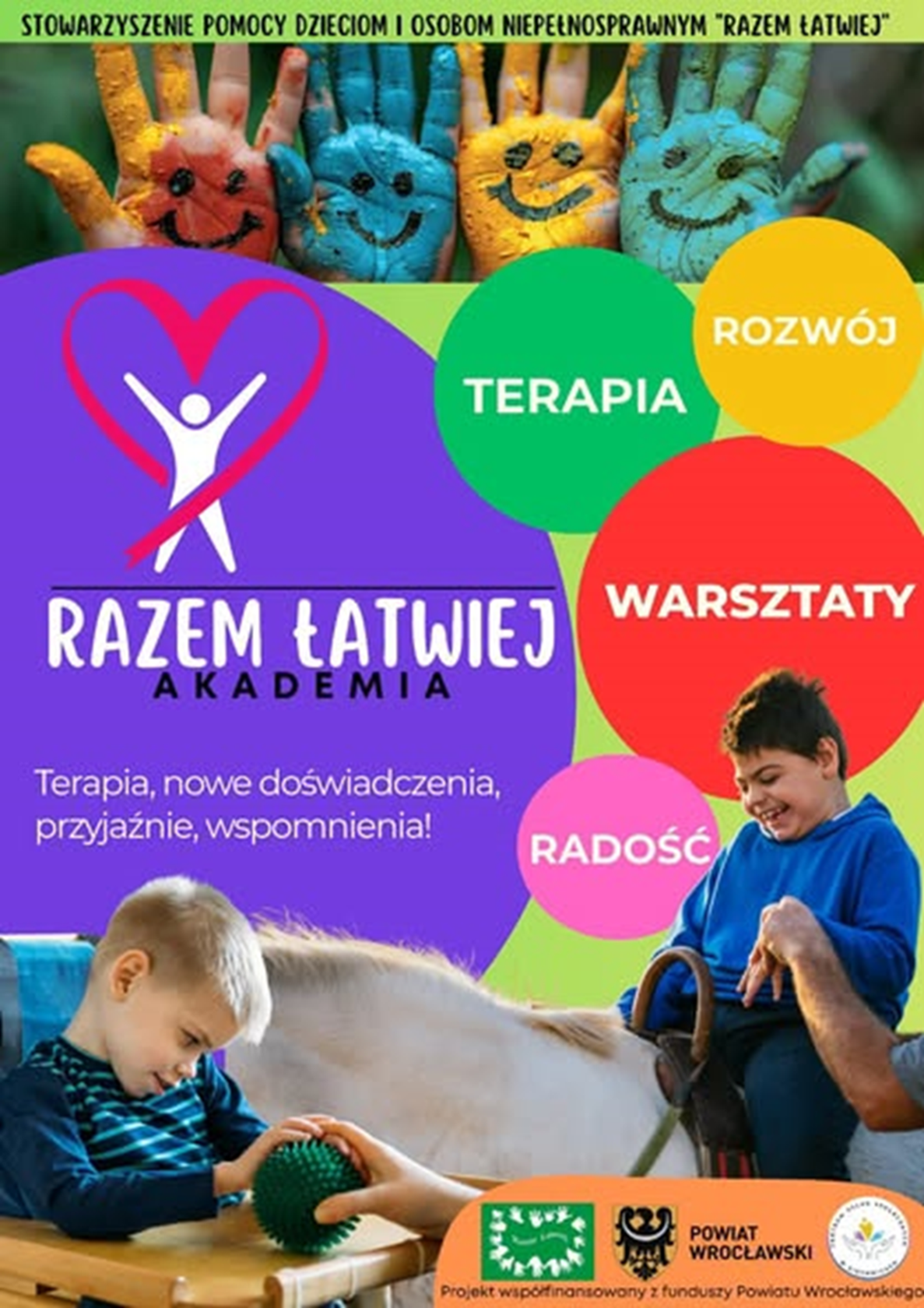 Plakat Akademii „Razem Łatwiej” przedstawia uśmiechnięte dzieci podczas zajęć terapeutycznych oraz kolorowe napisy: „Terapia”, „Warsztaty”, „Rozwój”, „Radość”. Hasło brzmi: „Terapia, nowe doświadczenia, przyjaźnie, wspomnienia!”. Na dole loga partnerów projektu.