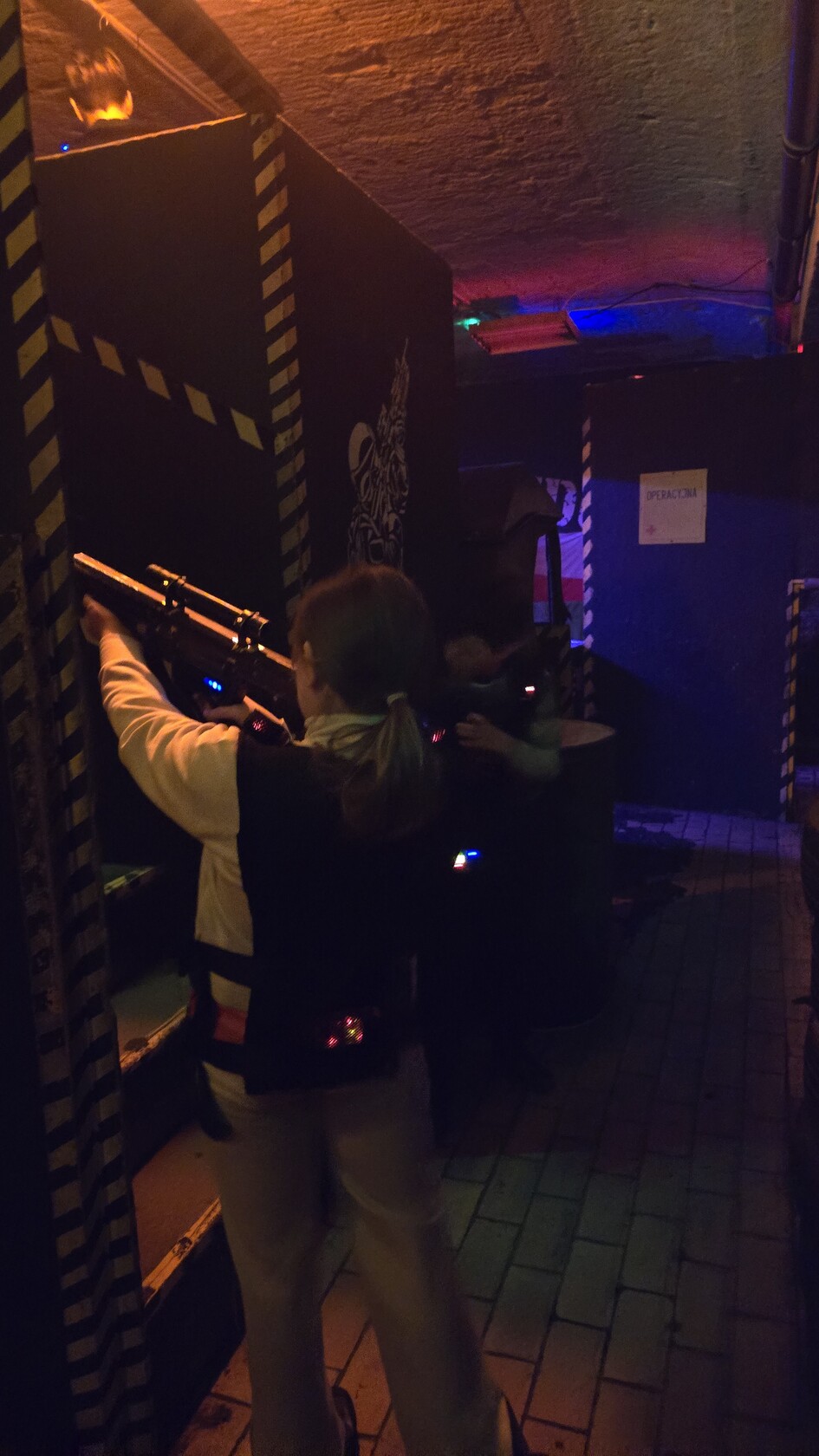 Uczestnicy półkolonii w Laser Tag we Wrocławiu