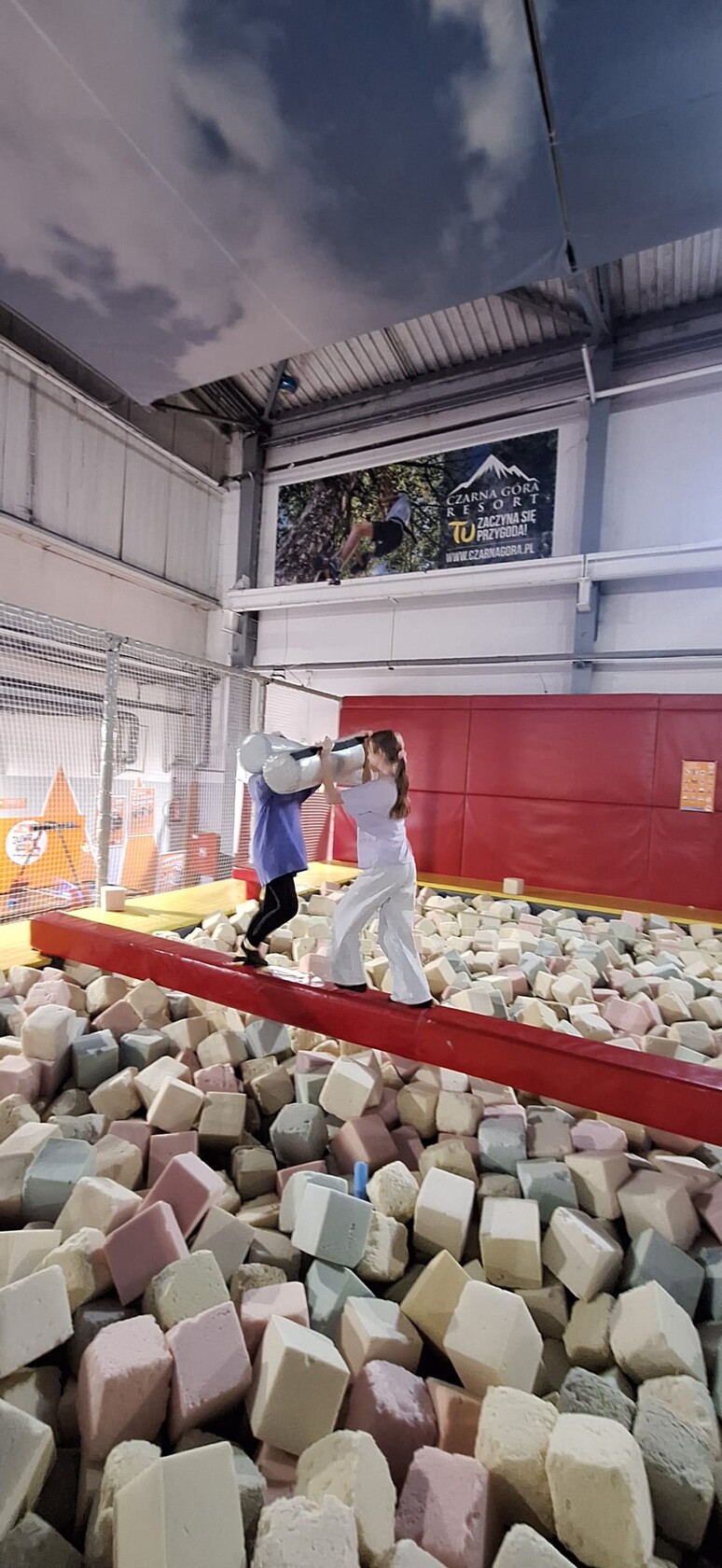 Uczestnicy półkolonii w parku trampolin