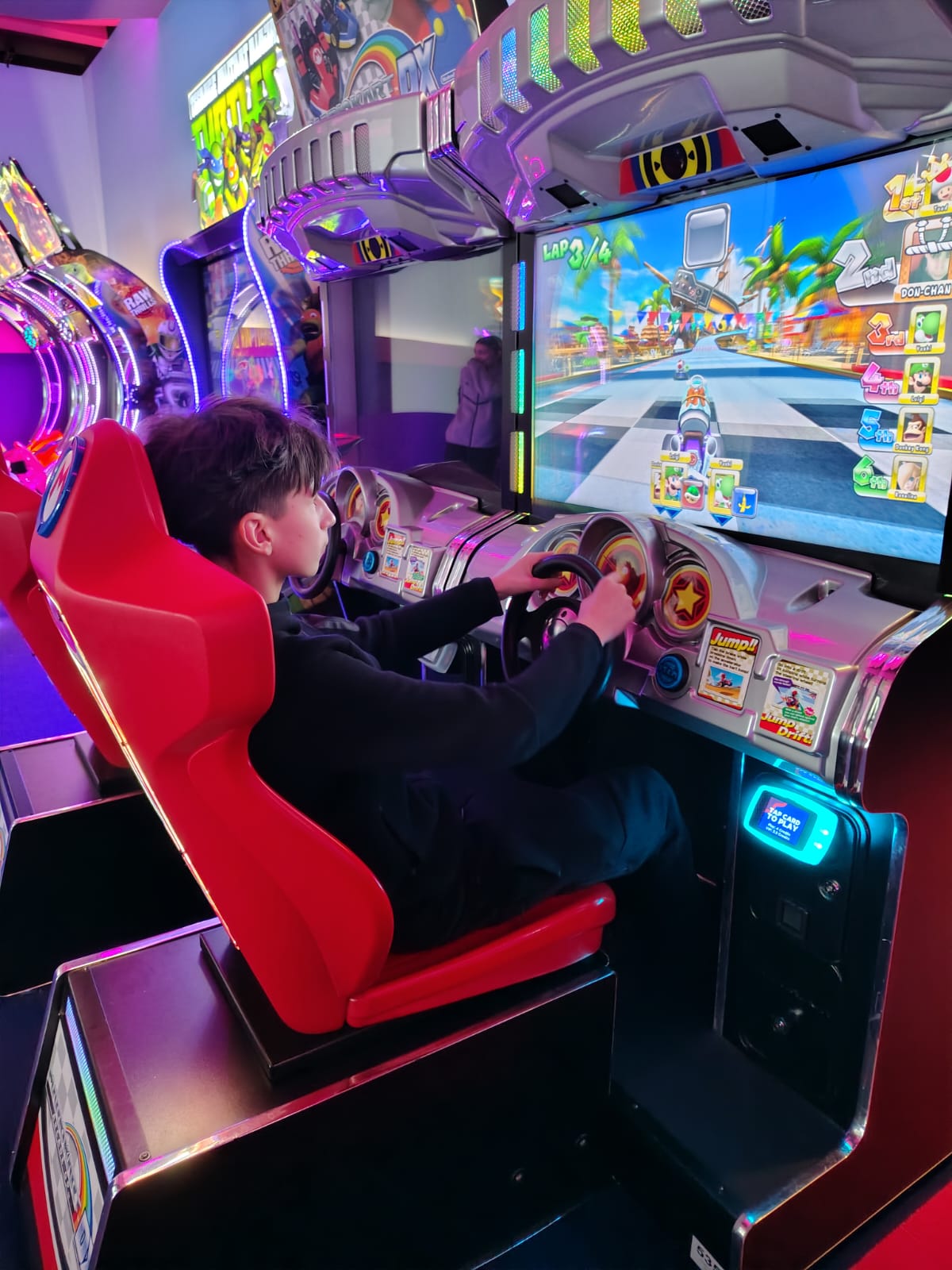 Uczestnicy półkolonii CUS grają na automatach.