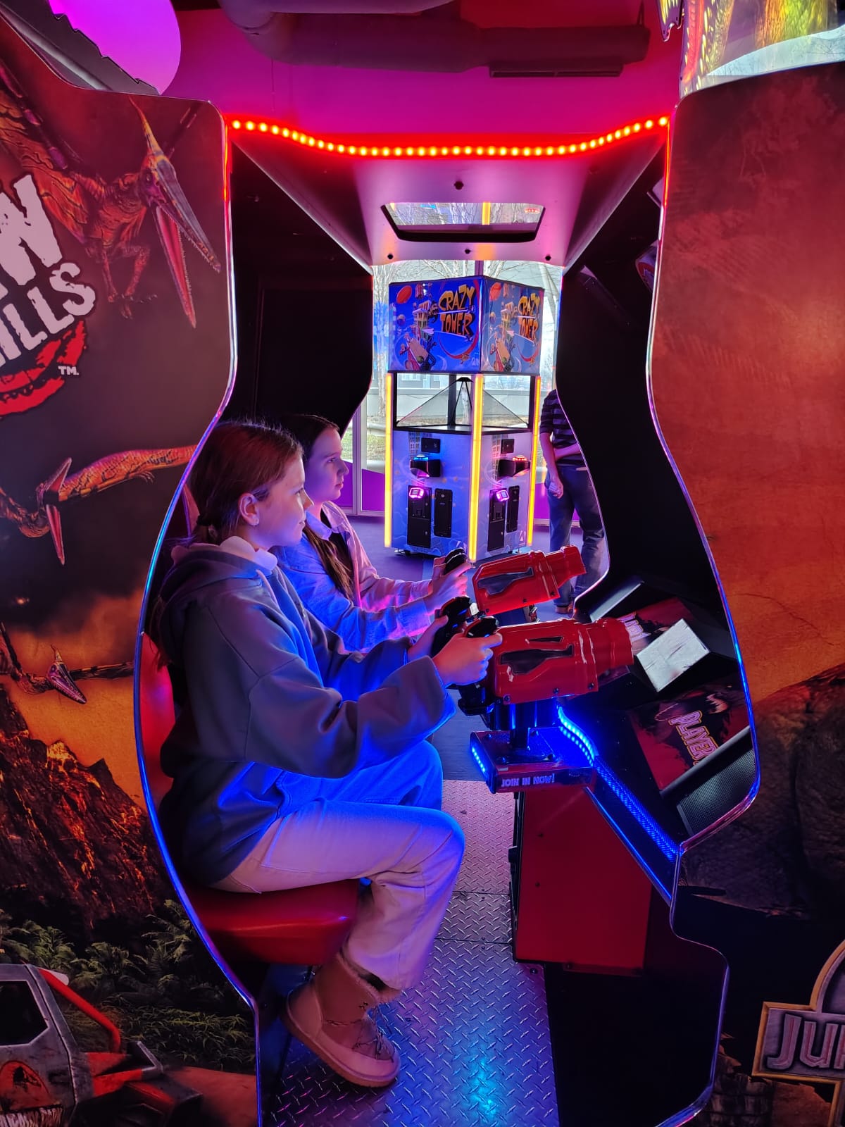 Uczestnicy półkolonii CUS grają na automatach. 